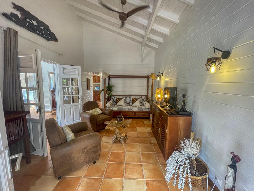 15. Location villa piscine proche plage Deshaies Guadeloupe_Salon